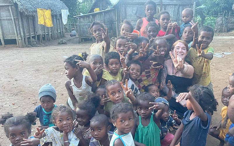 澳门新普京注册 alumna and Peace Corps volunteer Mackenzie Hafer with children in Madagascar