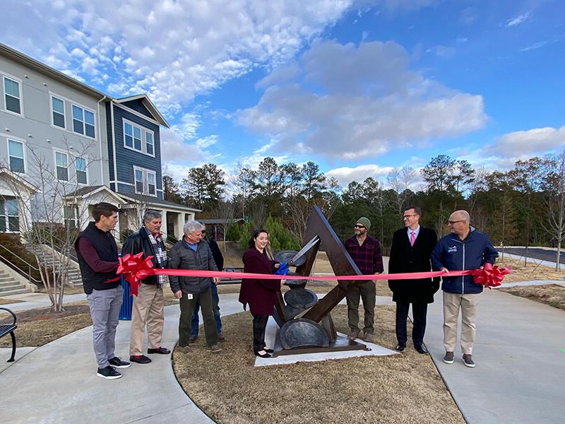 澳门新普京注册 and Newnan community members at sculpture ribboncutting