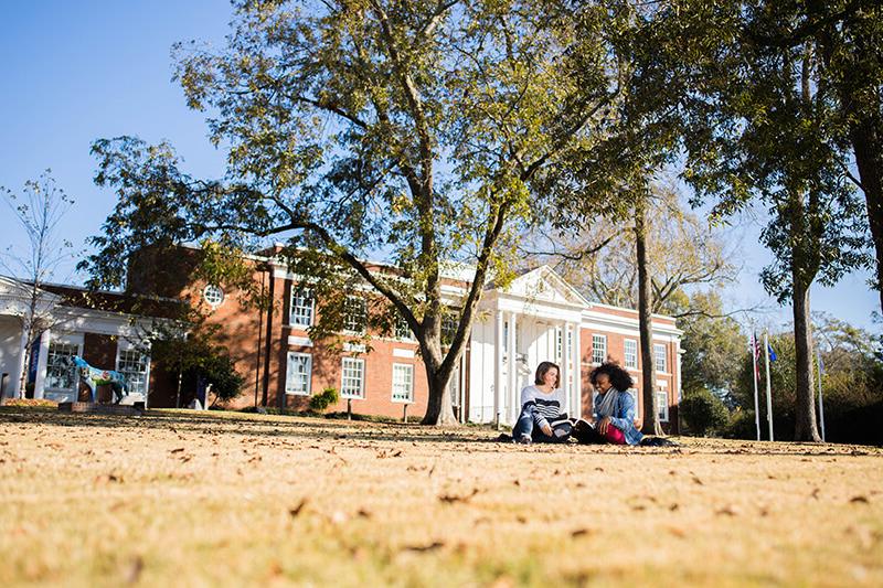 Students sitting outside 澳门新普京注册 Newnan